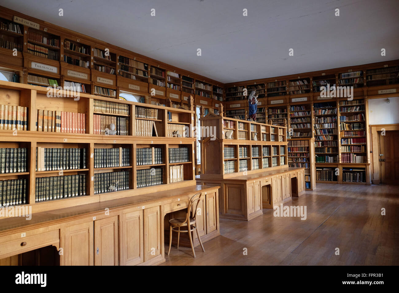 La biblioteca en la Cartuja Pleterje, en Eslovenia el 06 de noviembre de 2015. Foto de stock