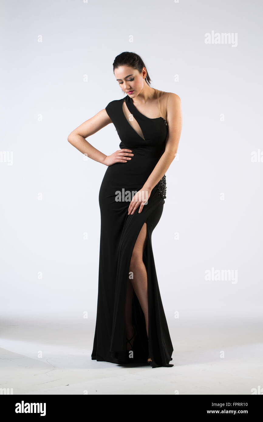 Un modelo con un vestido largo tiro contra un blanco antecedentes  Fotografía de stock - Alamy