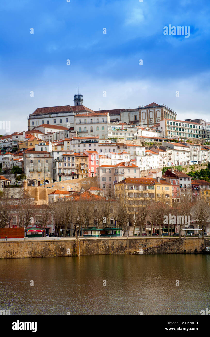 El horizonte del casco antiguo de la ciudad medieval de Coimbra, con la universidad y la ciudad alta en la cima de la colina y el río Mondego, Portugal Foto de stock