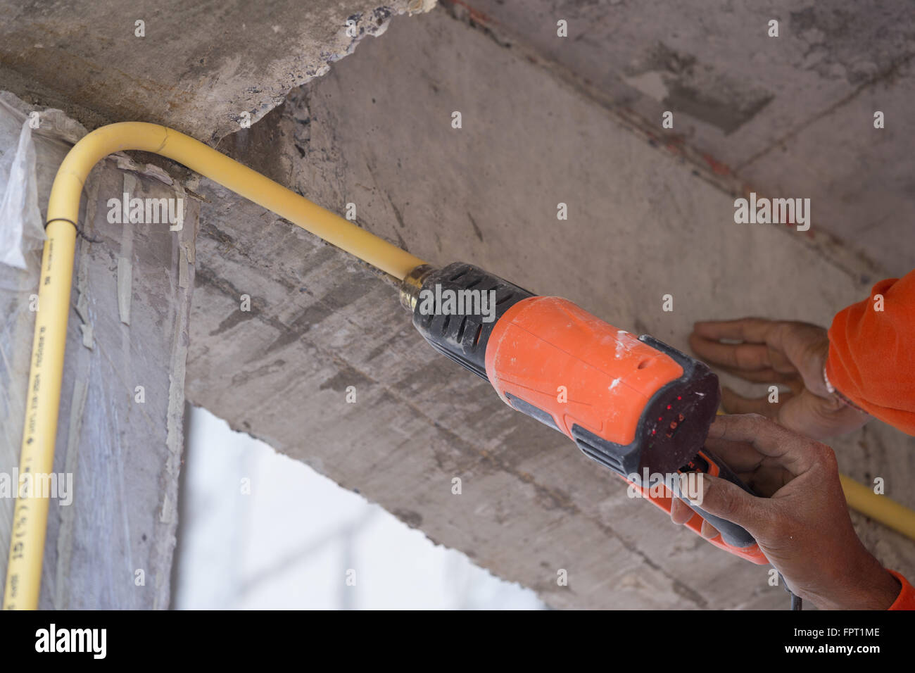 Separar Madison moneda Mano de trabajador use una pistola de calor para doblar el tubo de PVC  eléctrica Fotografía de stock - Alamy