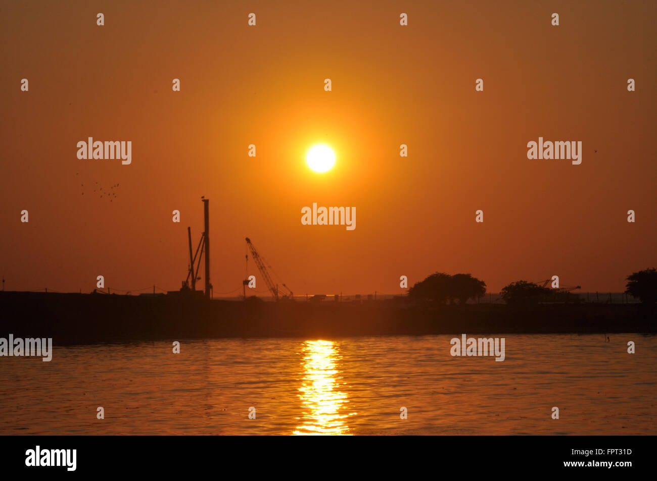 Makassar, Indonesia. Sunset como se ve en la playa Losari Foto de stock