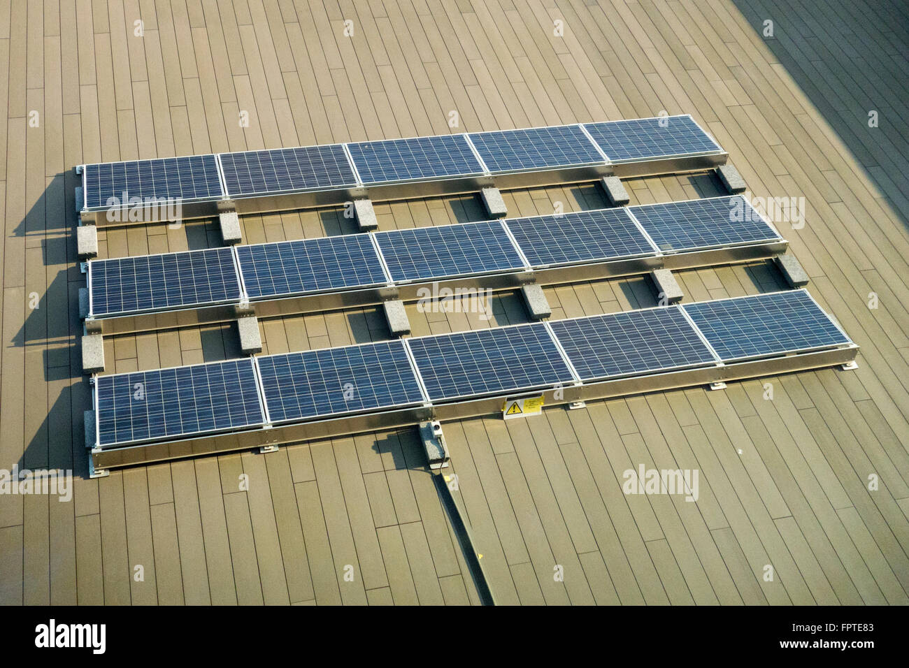 Paneles solares y sistemas de energía Foto de stock