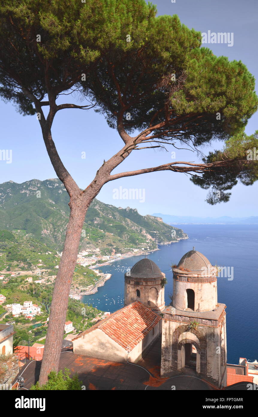 El pintoresco paisaje de la famosa costa de Amalfi, vista desde la Villa Rufolo de Ravello, Italia Foto de stock