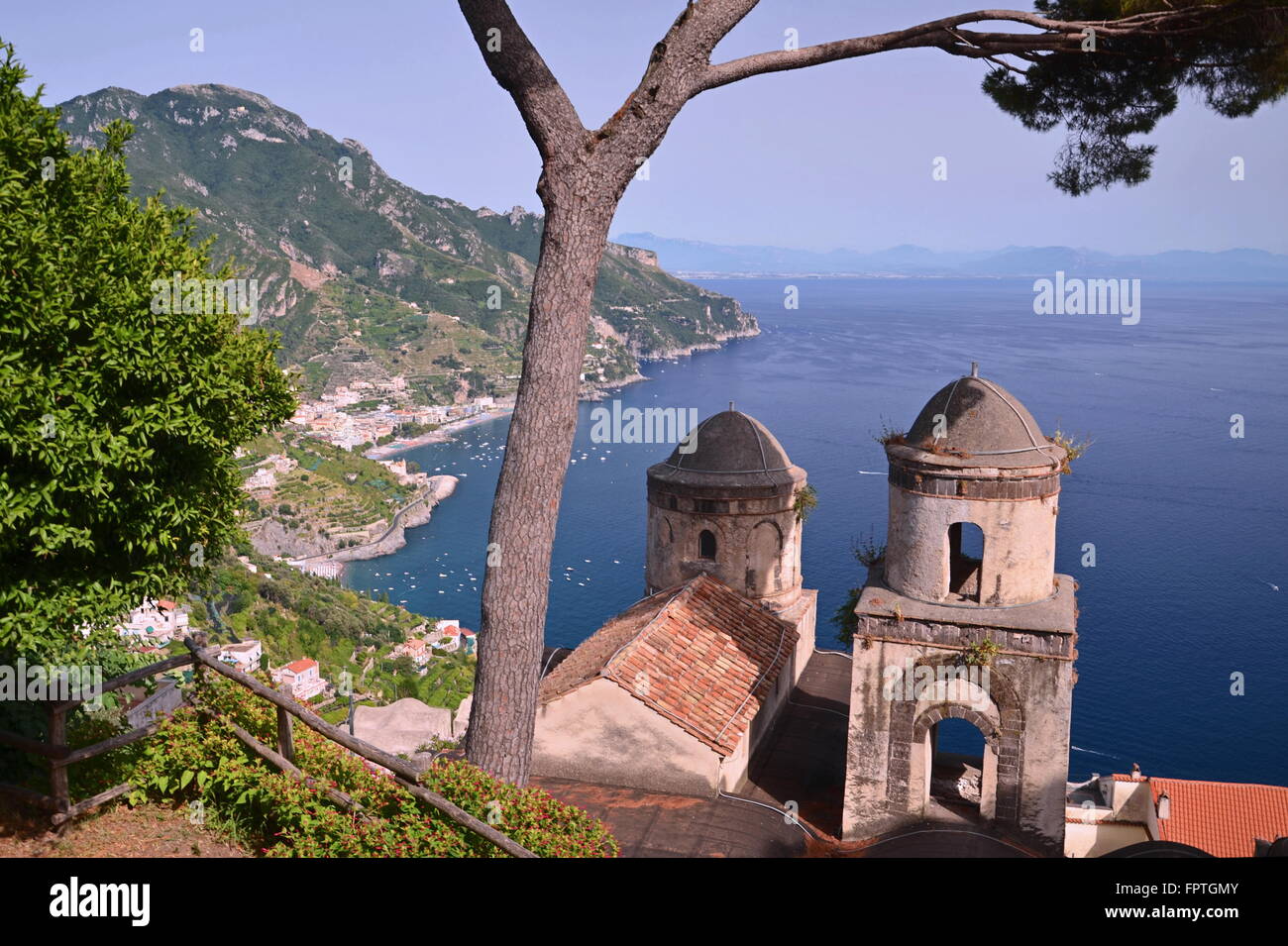 El pintoresco paisaje de la famosa costa de Amalfi, vista desde la Villa Rufolo de Ravello, Italia Foto de stock