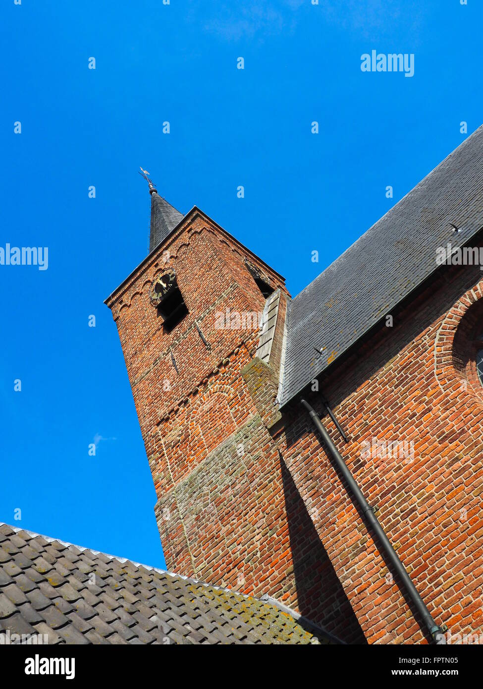 Tienhoven, en los Países Bajos, en el verano de 2015. Iglesia de Tienhoven contra un cielo azul Foto de stock