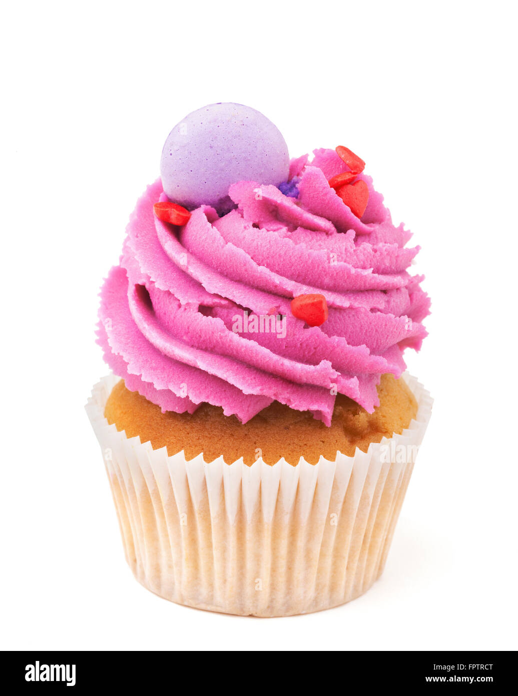 Cupcake con rosa buttercream aislado en blanco Foto de stock