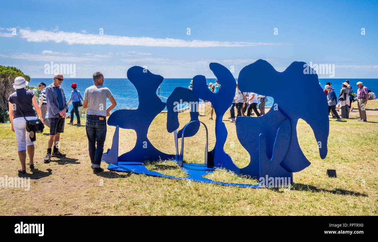 Escultura del mar 2015, exposiciones de arte al aire libre en el paseo marítimo de Bondi Tamarama, Sydney, New South Wales, Australia Foto de stock
