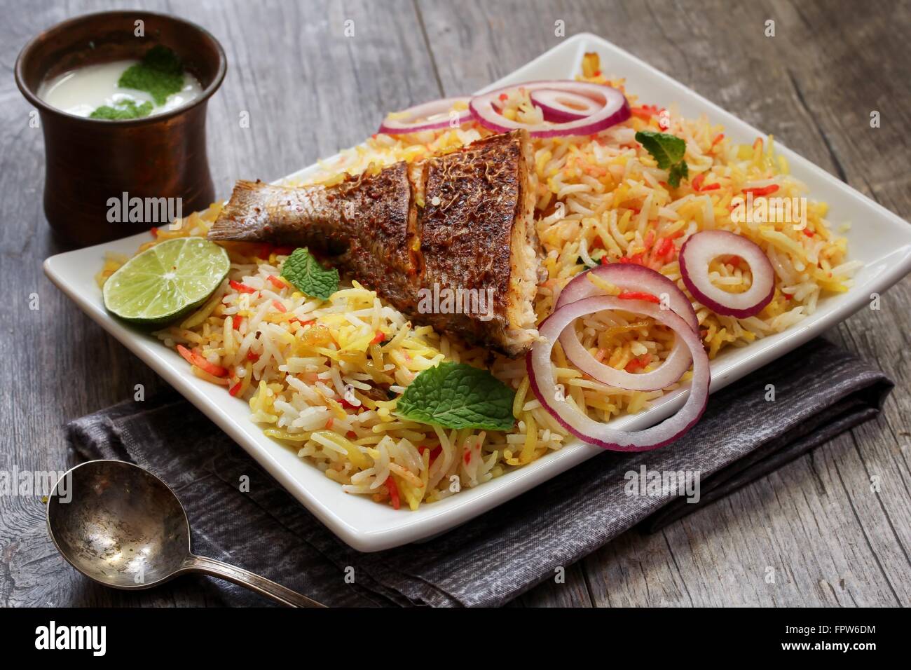 Fish Biryani hechas con arroz Basmati hindú famoso de alimentos y del medio oriente Fotografía