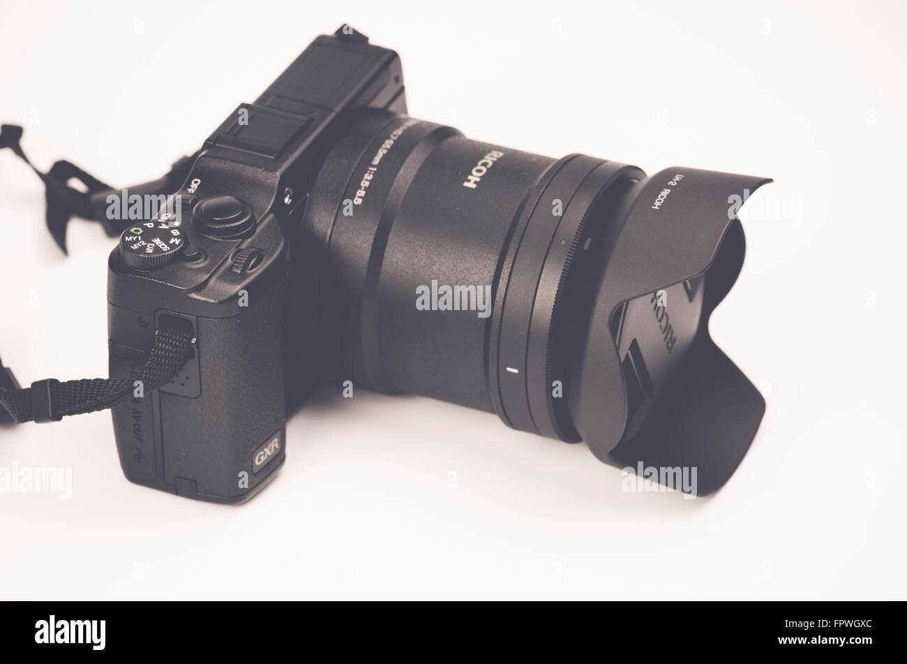 Ricoh GXR A16 APS-C el cuerpo de la cámara y la lente de zoom de engranaje de fotografía sobre un fondo blanco. Foto de stock
