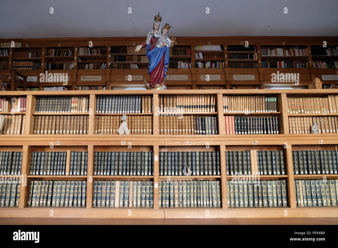 La biblioteca en la Cartuja Pleterje, en Eslovenia el 06 de noviembre de 2015. Foto de stock