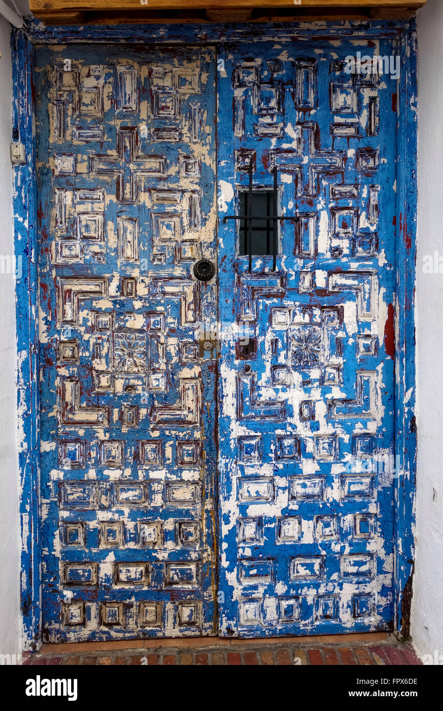 Antigua puerta vintage estilo morisco en España, Andalucía. Foto de stock