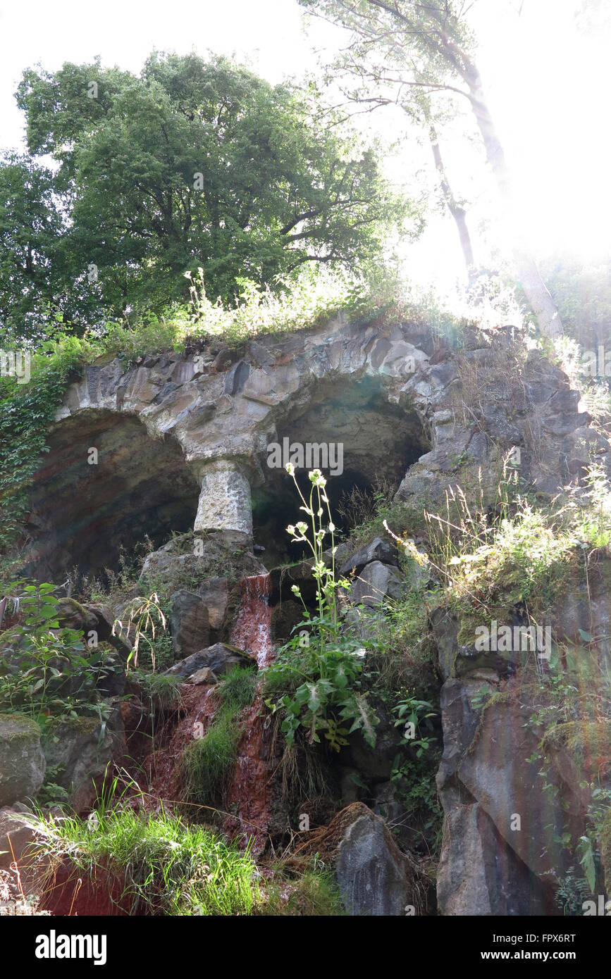 Mattoni cascada - cascada artificial, el resorte del agua mineral. Foto de stock