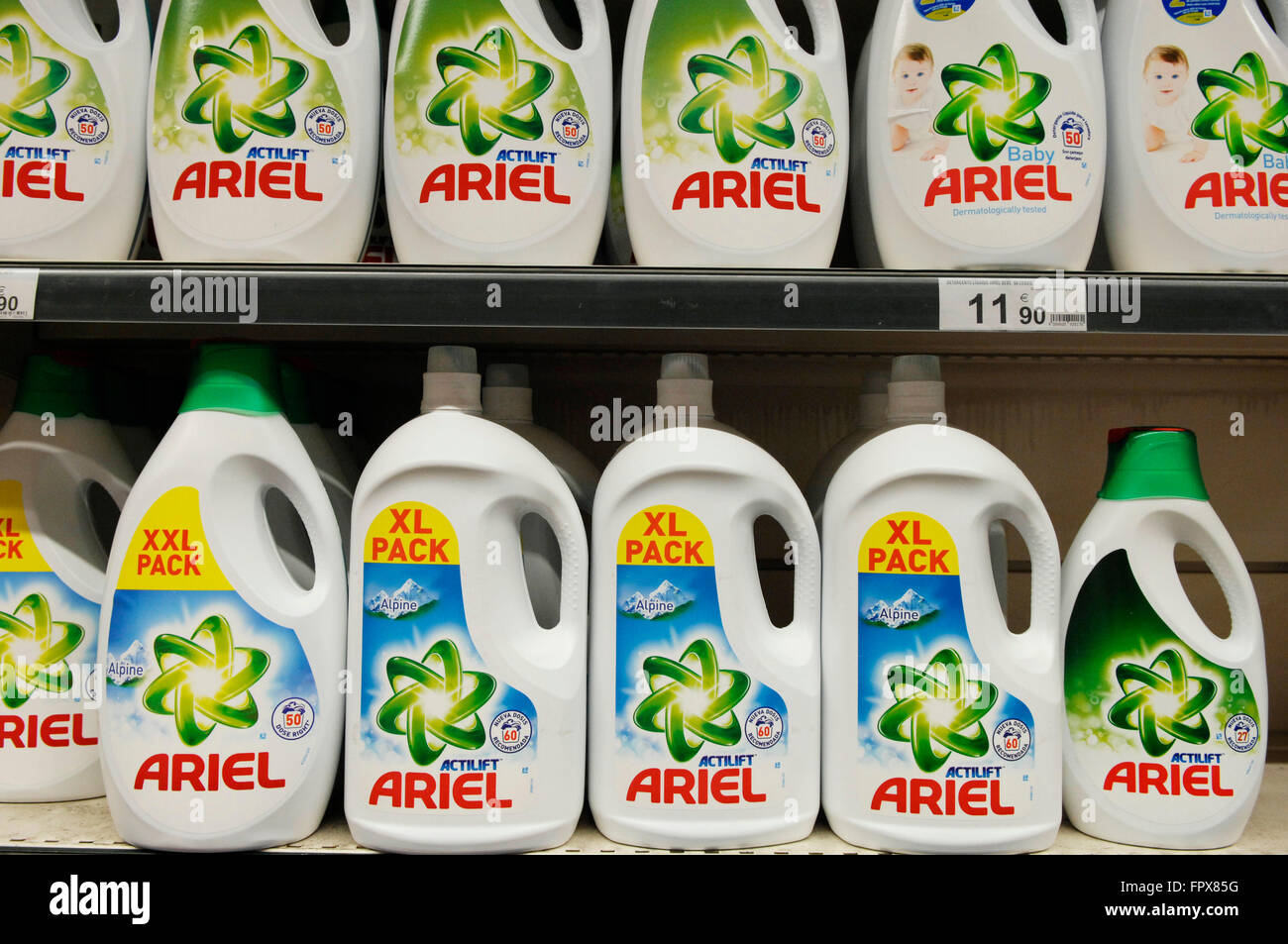 Ariel líquido de lavado regular aparece en un estante en un supermercado  Carrefour en Málaga, España Fotografía de stock - Alamy