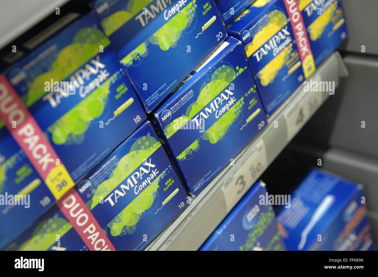 Tampones Tampax Pearl perfecta en archivar en un supermercado Carrefour  Fotografía de stock - Alamy