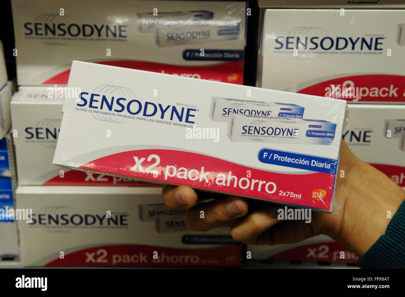 Paquete doble de dentífrico Sensodyne en venta en un supermercado Carrefour en Málaga, España. Foto de stock