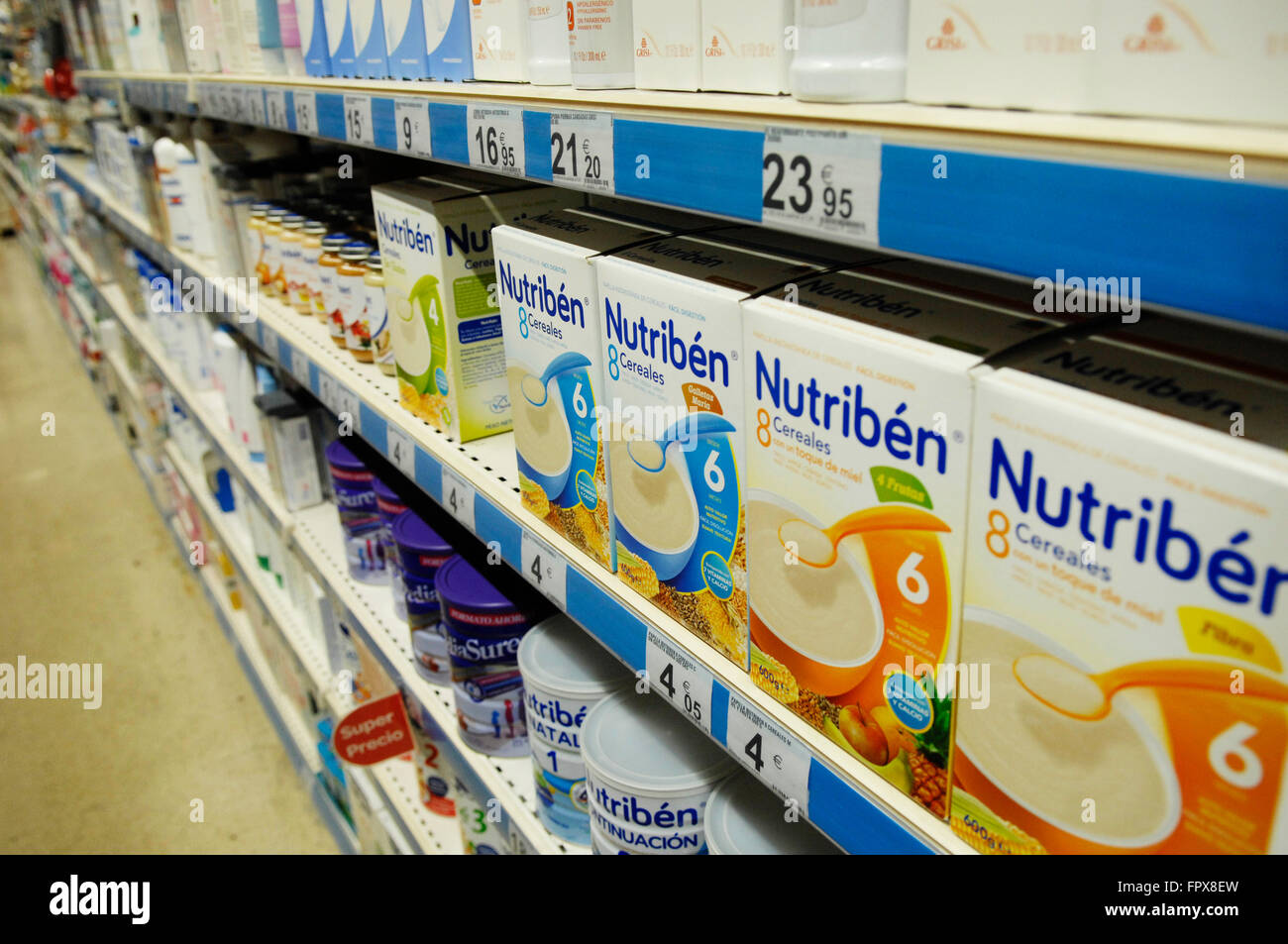 Nutriben 8 Cereales Galletas de miel la comida del bebé a la venta en el supermercado Carrefour. Foto de stock