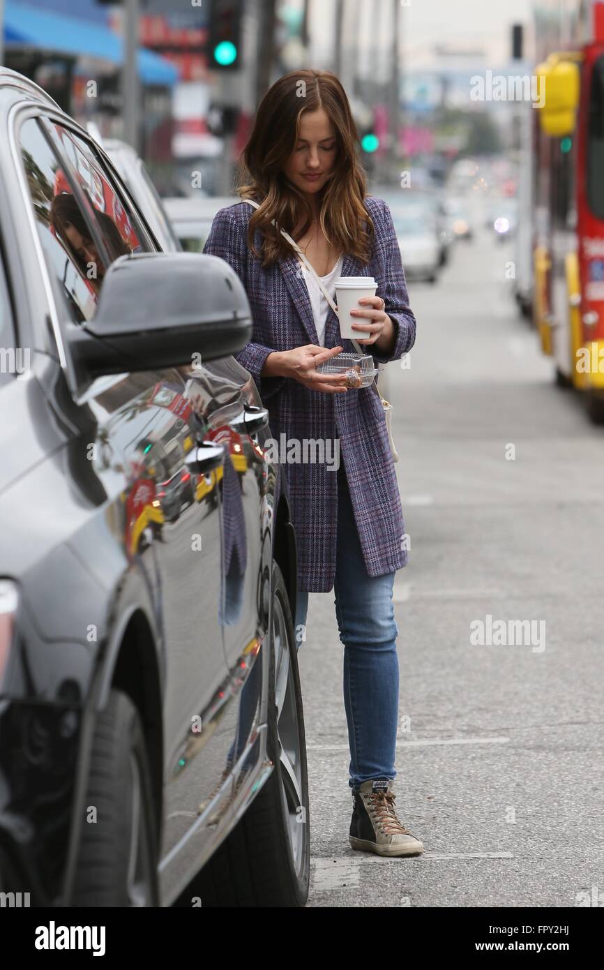 Minka Kelly visto salir Jon & Vinny's restaurant con algún saque