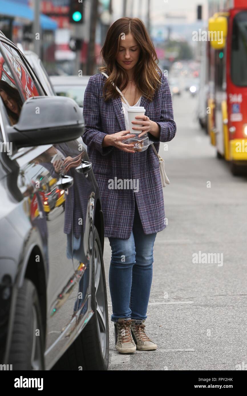 Minka Kelly visto salir Jon & Vinny's restaurant con algún saque