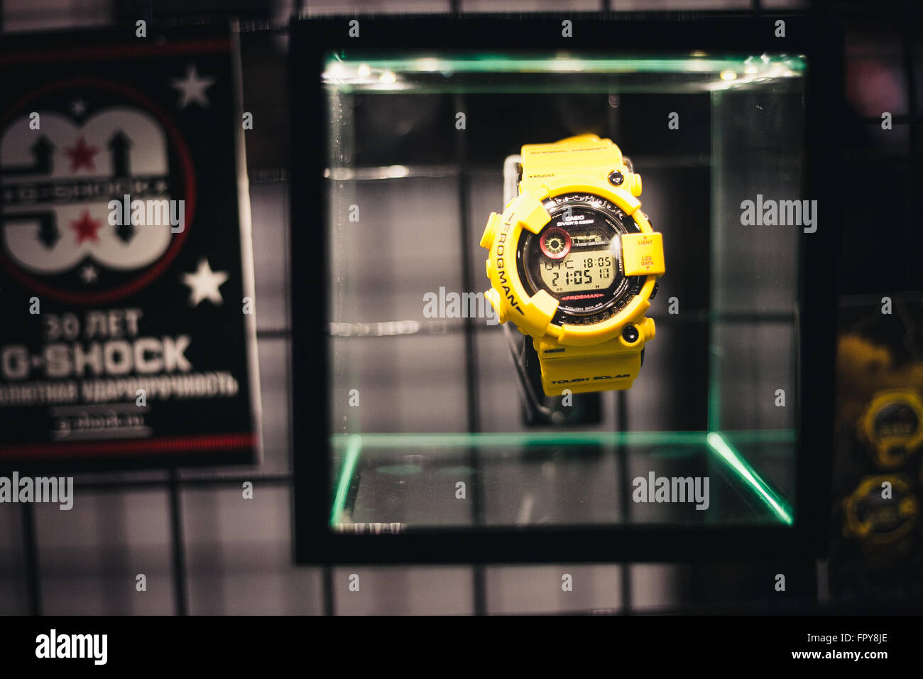 Moscú - 4 diciembre, 2015 : Presentación de la colaboración entre Casio G- Shock y Burton marcas. Organizado por DJ un adversario como Chagin de  latidos inflamables en G-Store en Flakon Art Factory
