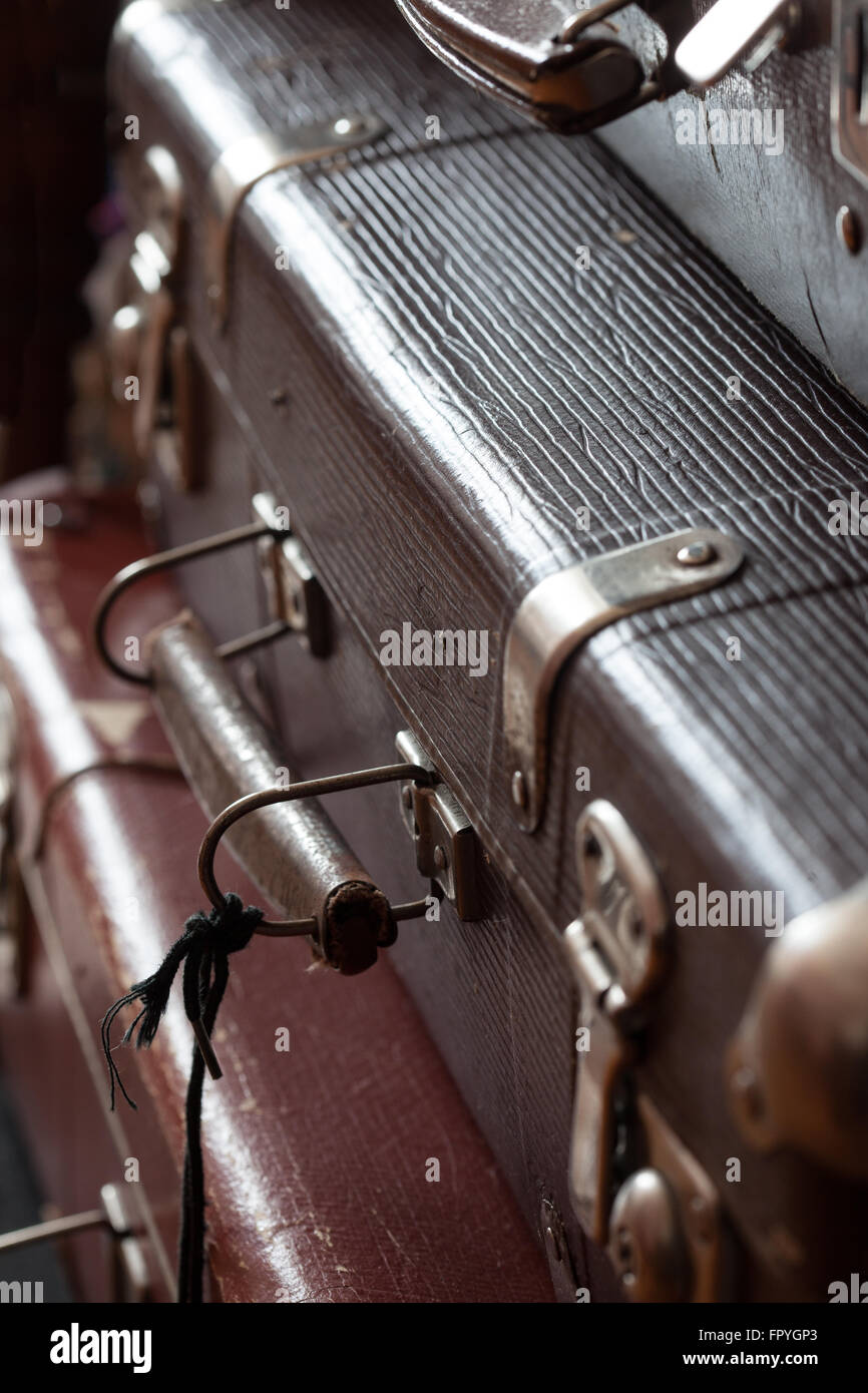 Pila de maletas vintage retro closeup Foto de stock