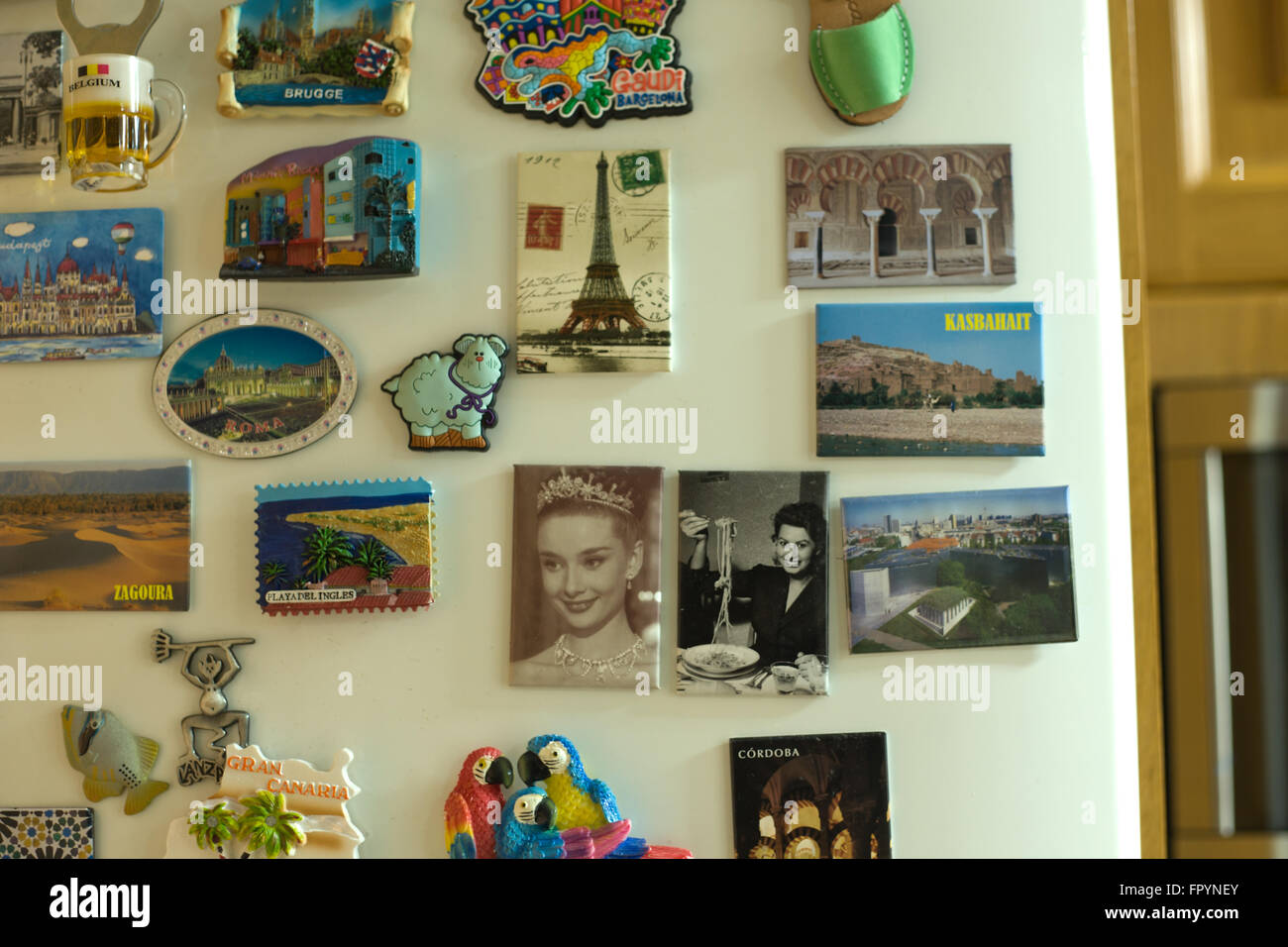 CORDOBA, España - 16 de febrero de 2015: los imanes souvenirs pegado en la  nevera de casa. Los imanes ar en todo el mundo Fotografía de stock - Alamy