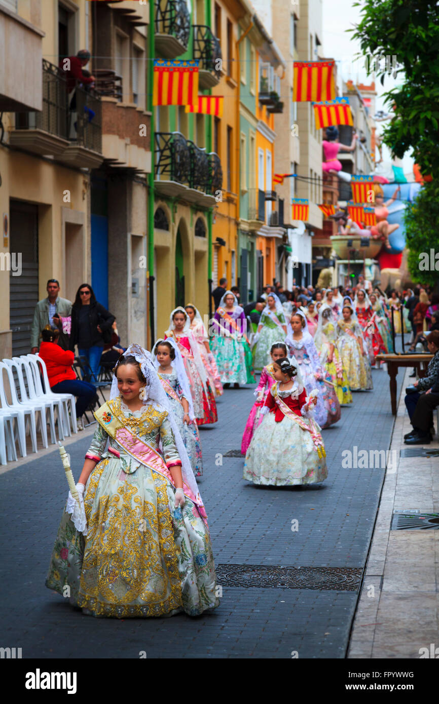 Chicas en traje tradicional de España en la Procesión Fallas en Gandia España Foto de stock