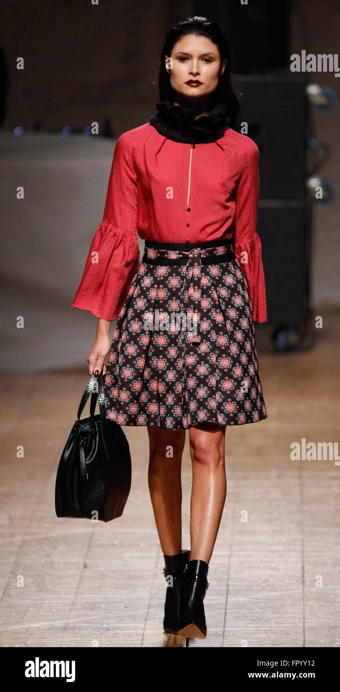 Una modelo muestra una creación del diseñador portuguesa Ana Sousa en su  colección Otoño/Invierno 2016 FASHION SHOW durante la Semana de la moda de  Portugal en Oporto. (Foto por Nuno Guimaraes /