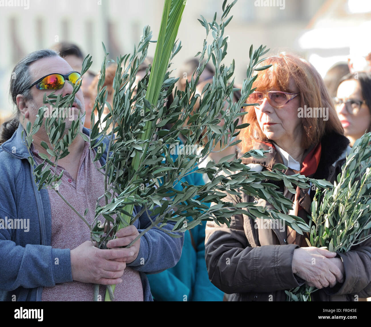 Zagreb, Croacia. 20 Mar, 2016. Las personas tienen ramas de olivo durante  una misa de domingo de Ramos en Zagreb, capital de Croacia, 20 de marzo de  2016. El Domingo de Ramos