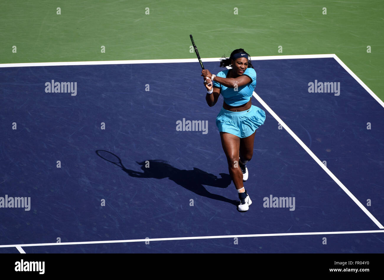 Indian Wells, CA. 20 Mar, 2016. Serena Williams en acción contra Victoria Azarenka de Belarús durante el BNP Paribas Open en la final femenina de Indian Wells Tennis Garden en Indian Wells, CA. Azerenka ganó el partido 6-4 6-4. John Green/CSM/Alamy Live News Foto de stock