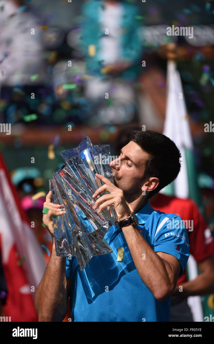 Marzo 20, 2016: Novak Djokovic izar el trofeo del campeonato después bate Milos Raonic de Canadá en la final de singles de ATP durante el 2016 BNP Parisbas abierta en el Indian Wells Tennis Garden en Indian Wells, California, John Green/CSM Foto de stock