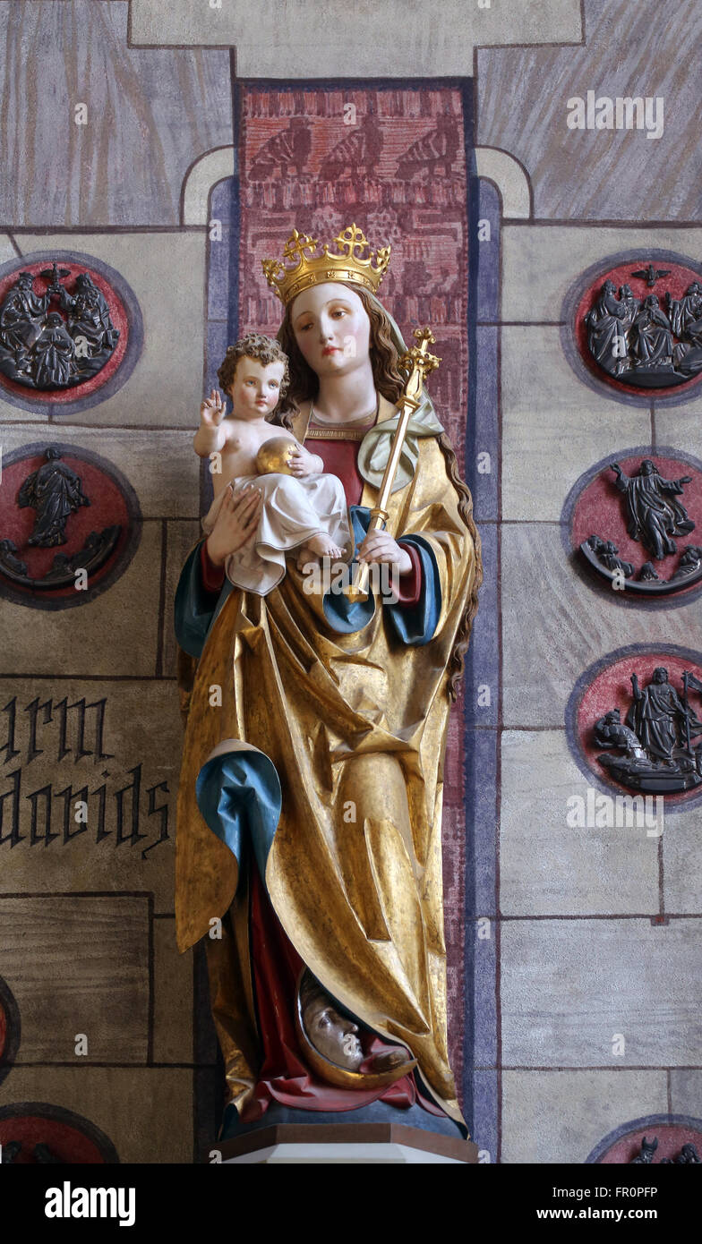 La Virgen María con el niño Jesús, la iglesia parroquial de San Pedro y san Pablo en Oberstaufen, Alemania Foto de stock