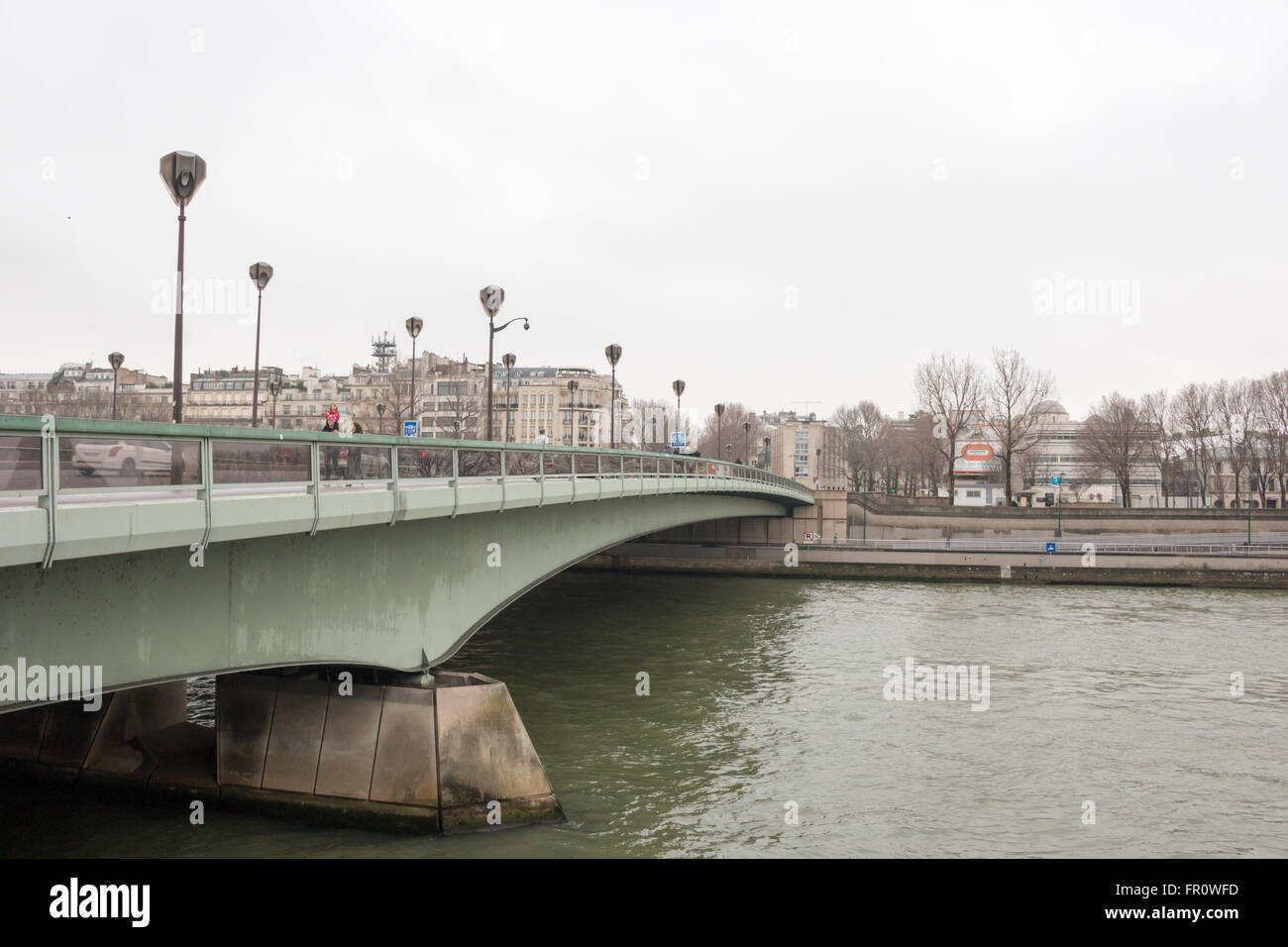 Pont de l'Alma (Alma Bridge en inglés), el famoso arco, puente que cruza el río Sena conmemora la Batalla de Alma. Foto de stock