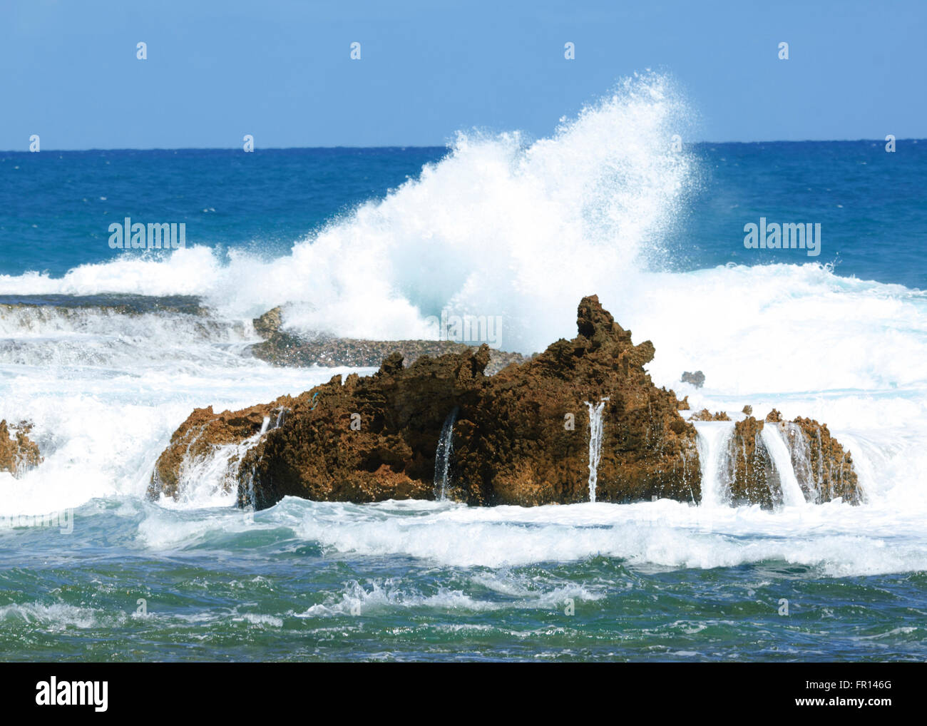 El mar embravecido en el punto Quobba, cerca de Carnarvon, Coral Coast, Gascoyne Región, Australia Occidental Foto de stock