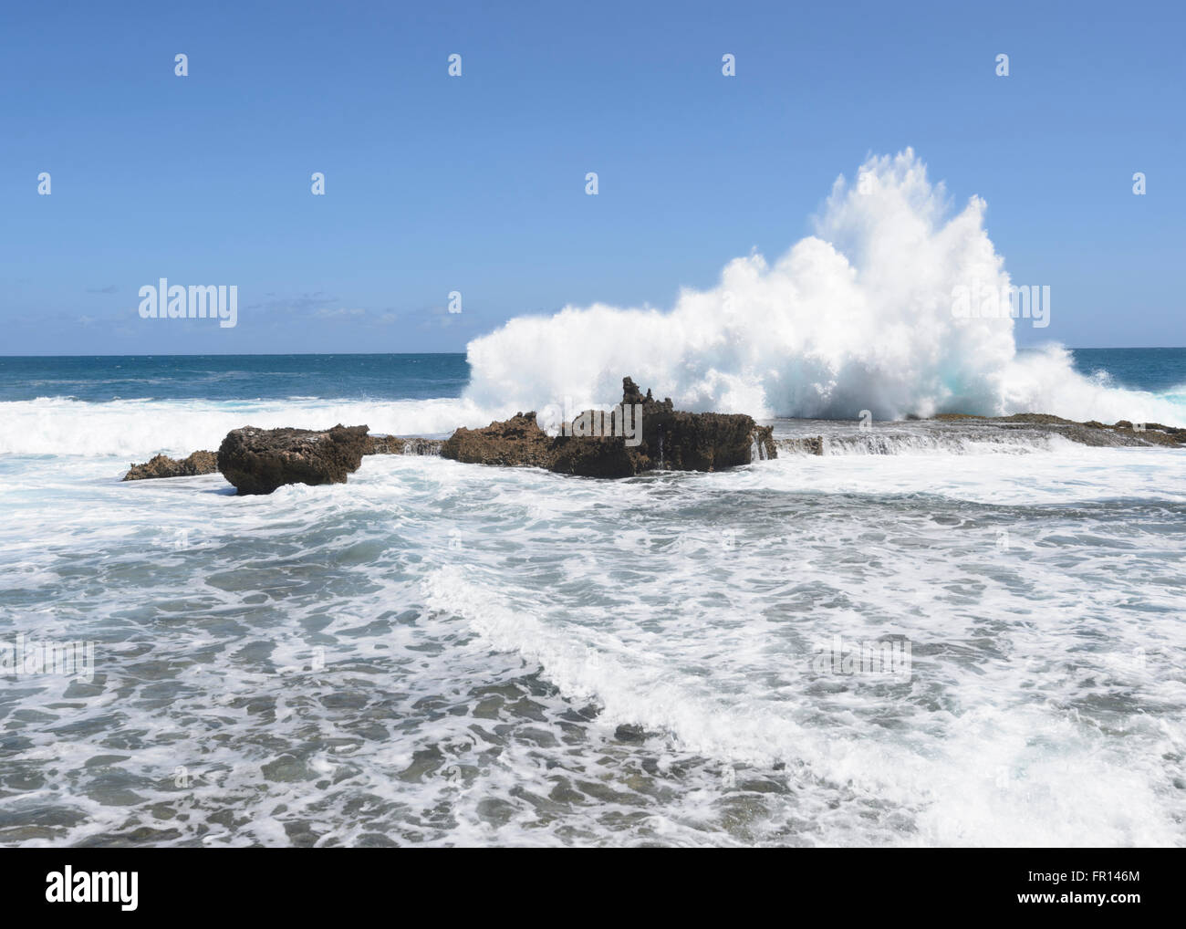 El mar embravecido en el punto Quobba, cerca de Carnarvon, Coral Coast, Gascoyne Región, Australia Occidental Foto de stock