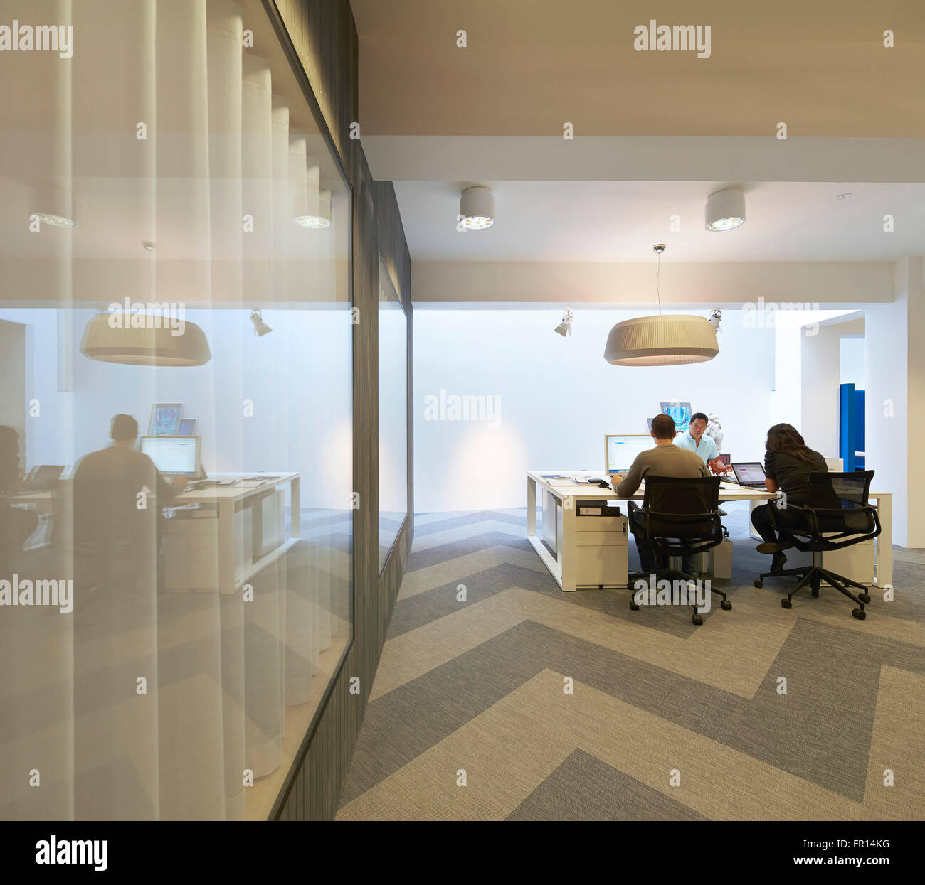 Oficina sala con piso de espiga patrón. Pliegue 7 oficinas en Londres, Reino Unido. Arquitecto: Paul Croft Studio, 2014. Foto de stock