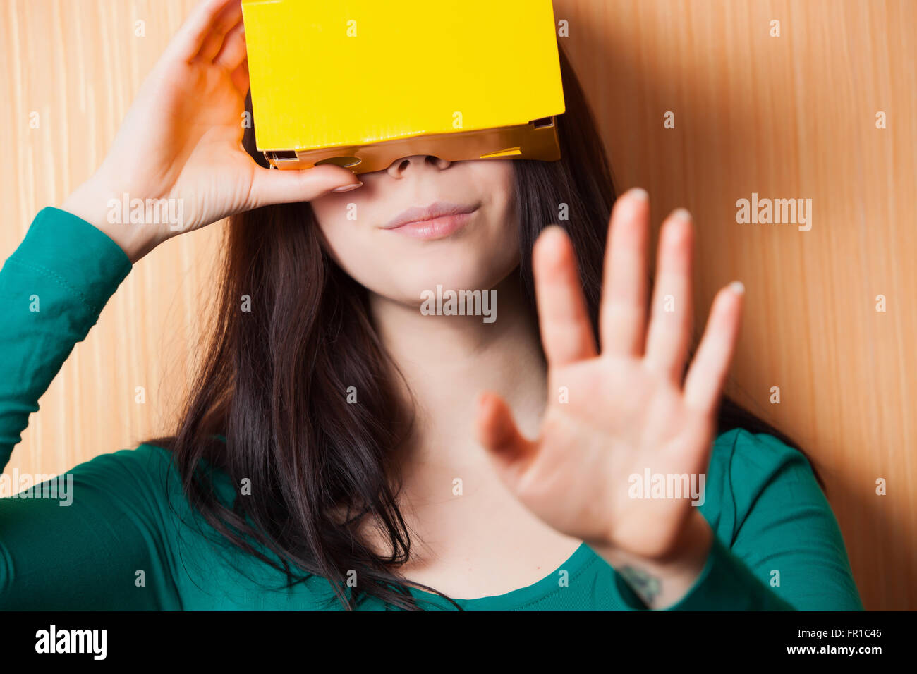 Casco de realidad aumentada de cartón liso le permite entrar en el jugar juegos de vídeo en su smartphone en un estilo innovador Foto de stock