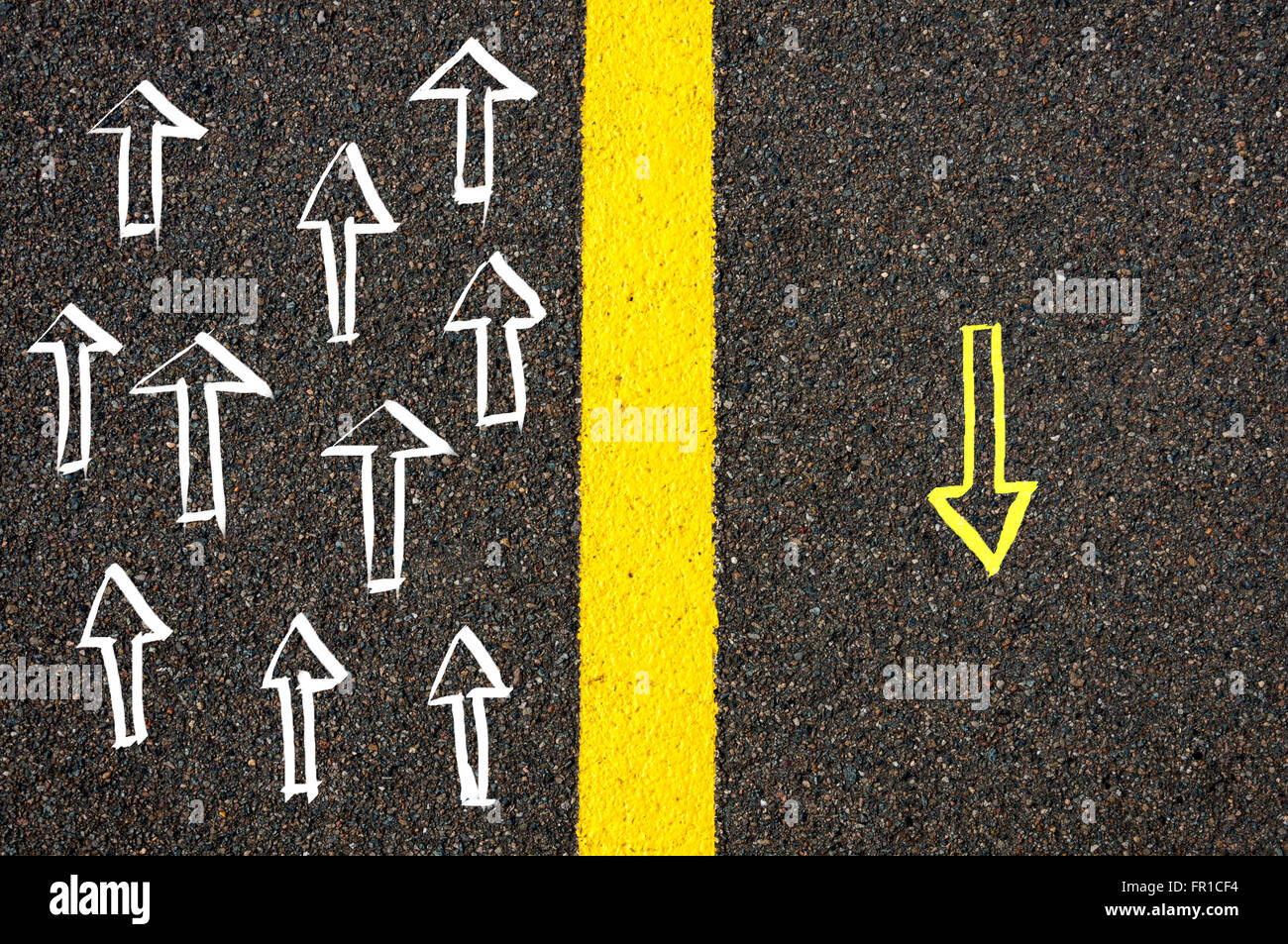 Señalización de carreteras de pintura amarilla, la línea divisoria entre  las flechas en diferentes direcciones, encontrar su propio camino concepto  Fotografía de stock - Alamy