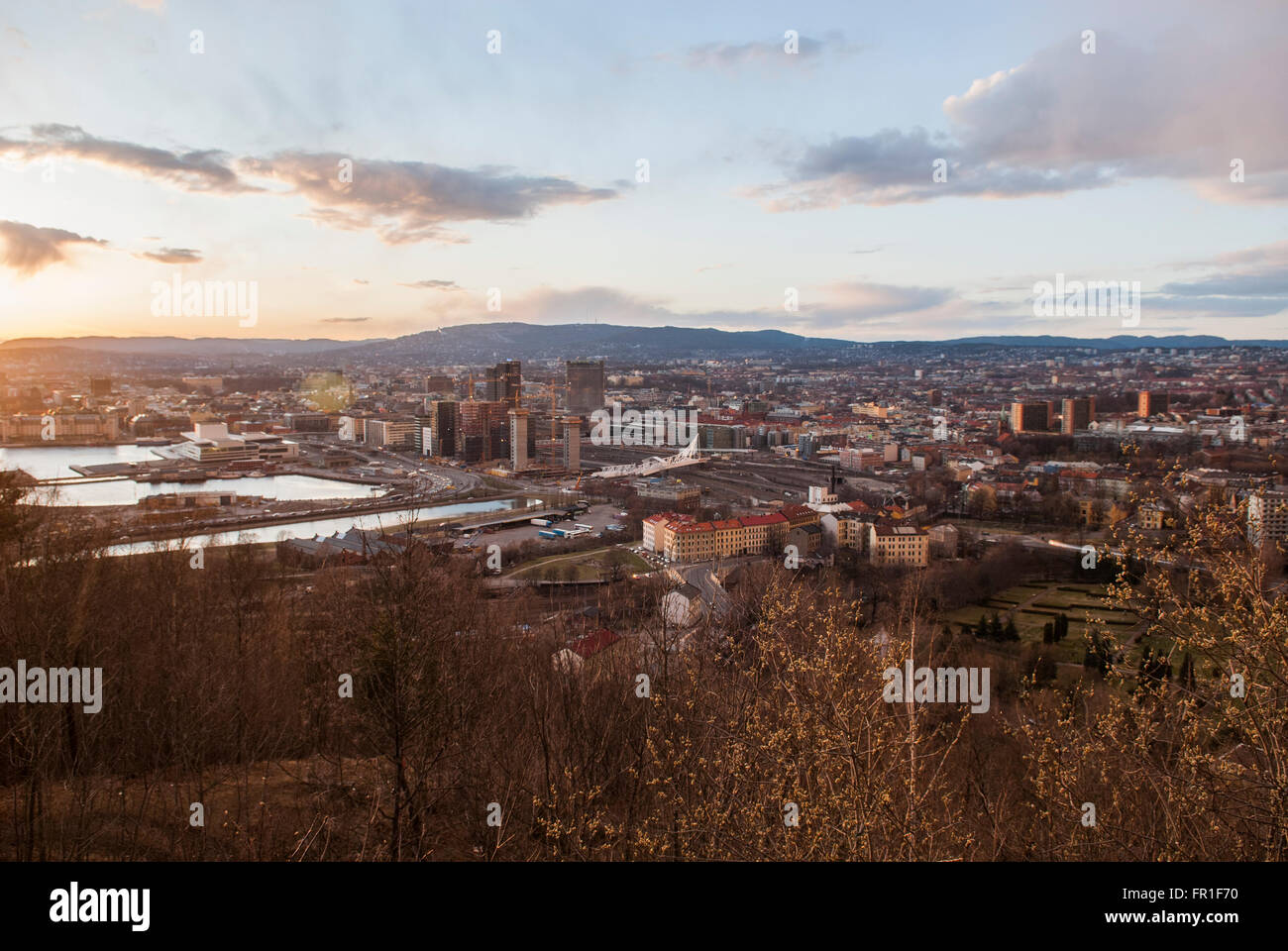 Vista desde la ciudad de Oslo al atardecer Ekeberg Noruega Foto de stock