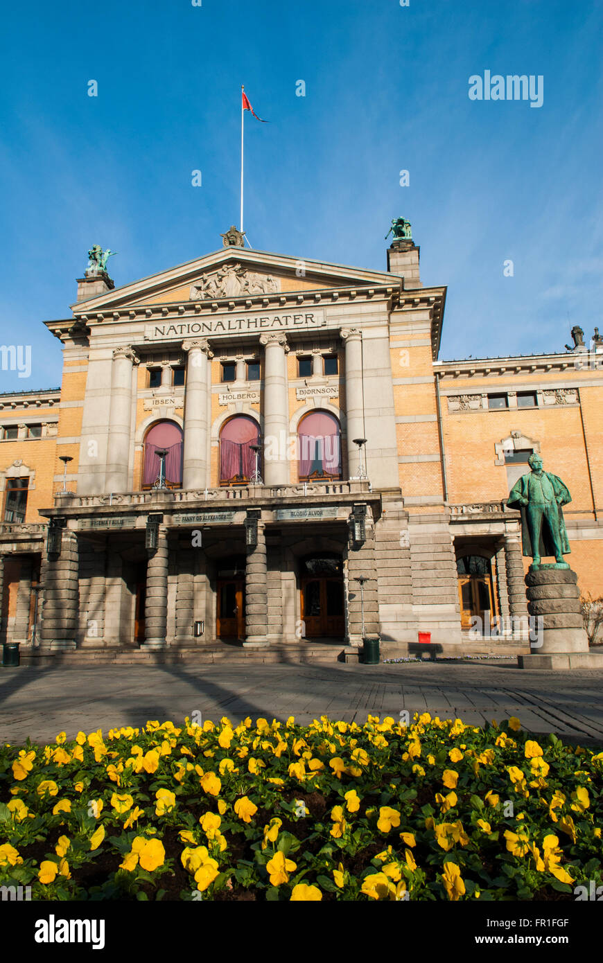 El edificio del Teatro Nacional exteriores Oslo Noruega Foto de stock