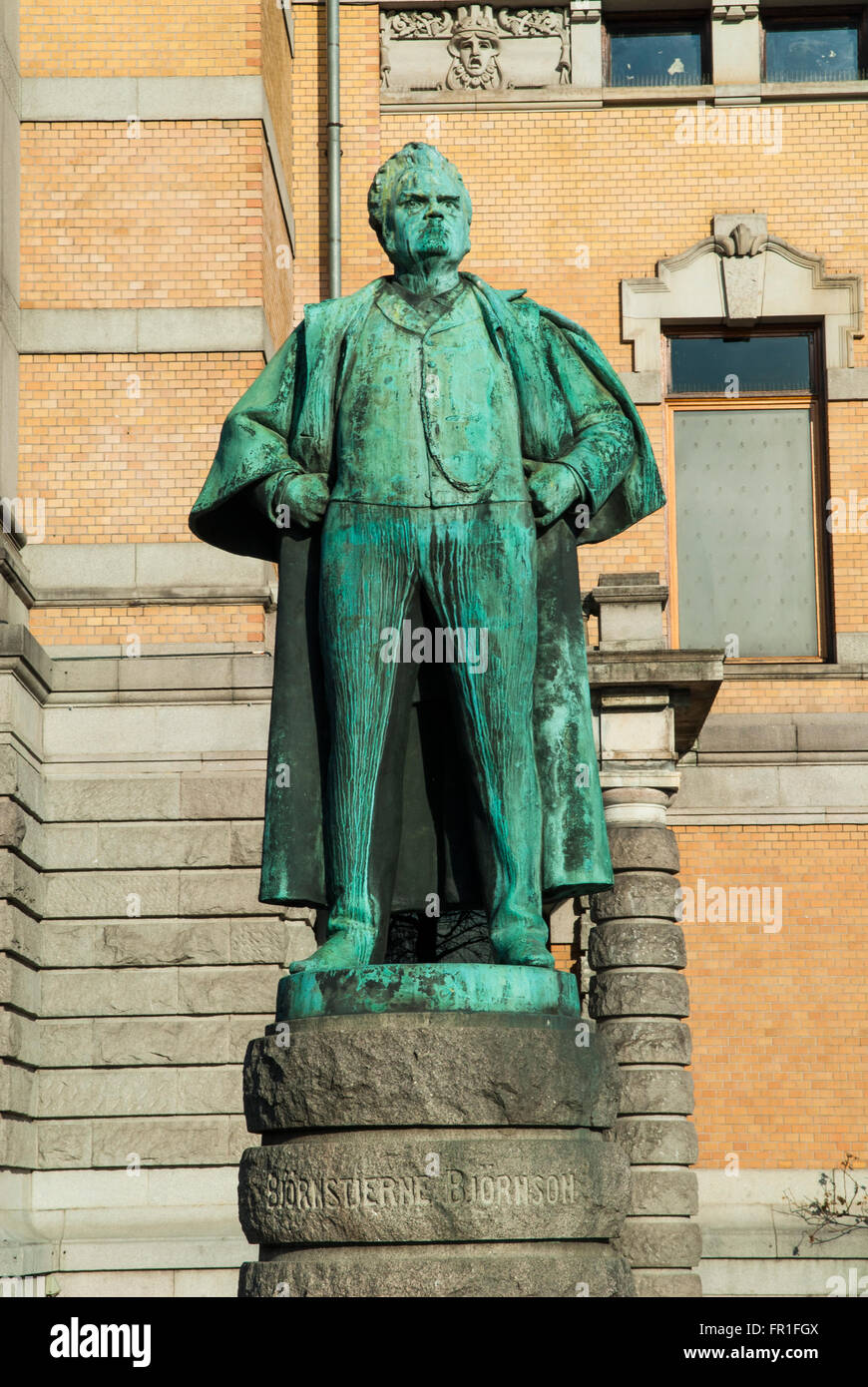 Estatua del escritor Bjornstjerne Bjornson Martinius fuera del teatro Nacional de Oslo Noruega Foto de stock