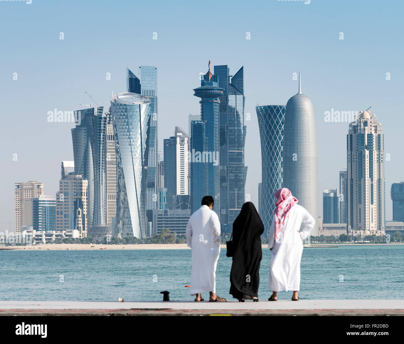 Vista a lo largo de la costanera de la Corniche hacia modernas torres de oficinas en West Bay, distrito financiero y de negocios en Doha (Qatar) Foto de stock