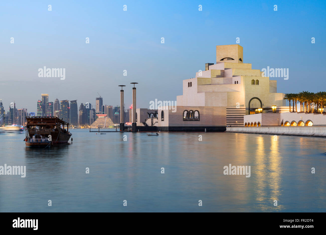 Vista nocturna del Museo de Arte Islámico en Doha (Qatar) Foto de stock