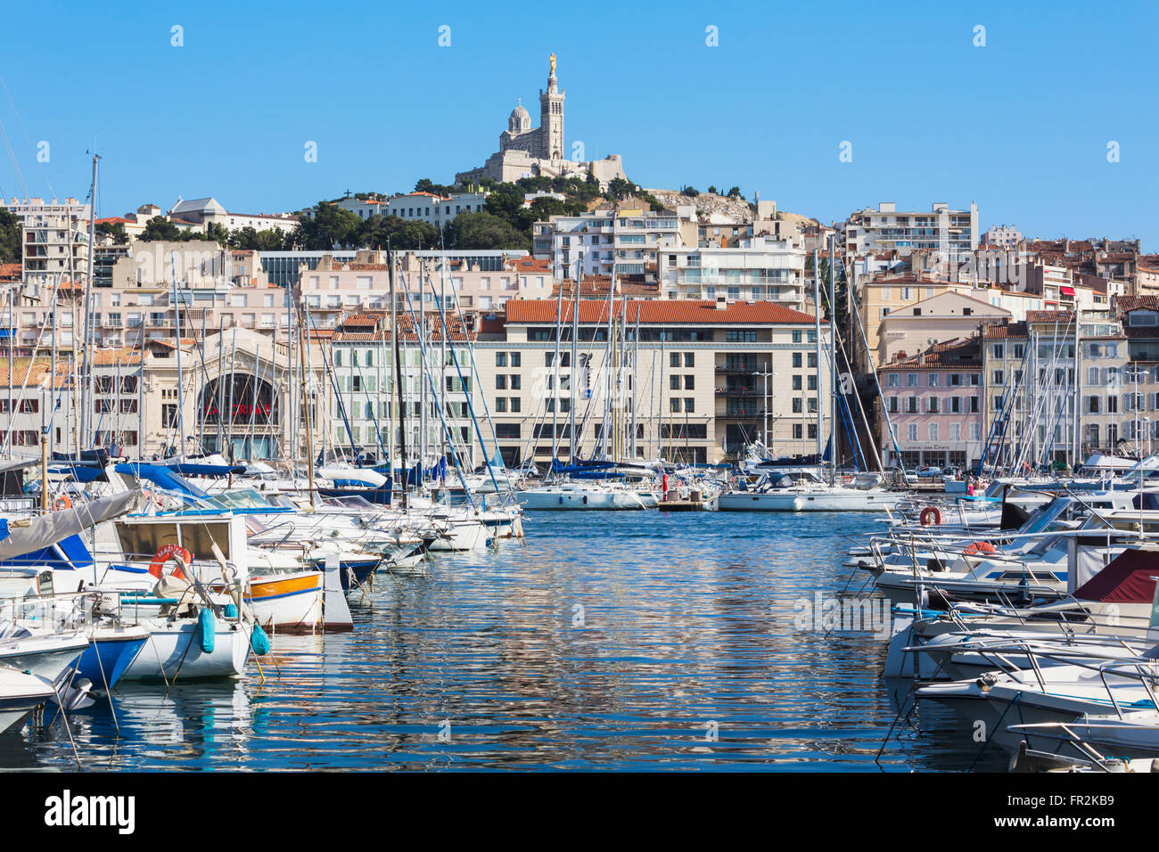 Marsella, Provence-Alpes-Côte d'Azur, Francia. Vistas Vieux-Port, el Puerto Viejo, en el siglo XIX Neo-Byzantine Basílica Foto de stock