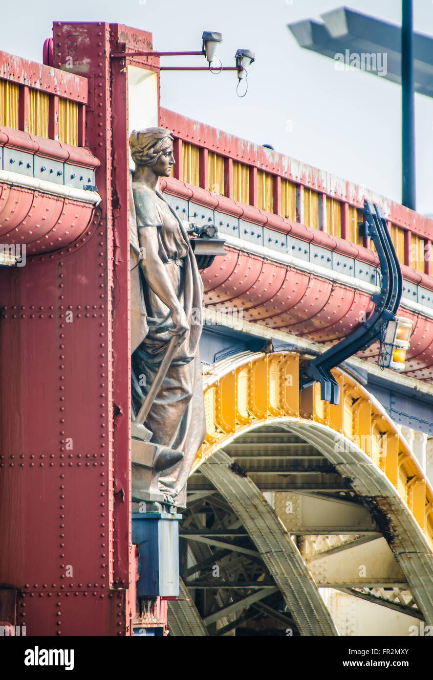 El puente Vauxhall es un puente de arco de cubierta de acero y granito