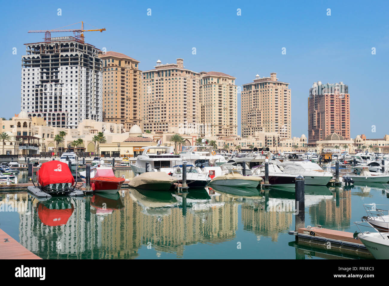 Vista de la marina y de edificios de apartamentos de lujo en el Pearl nueva propiedad residencial el desarrollo en Doha, Qatar Foto de stock