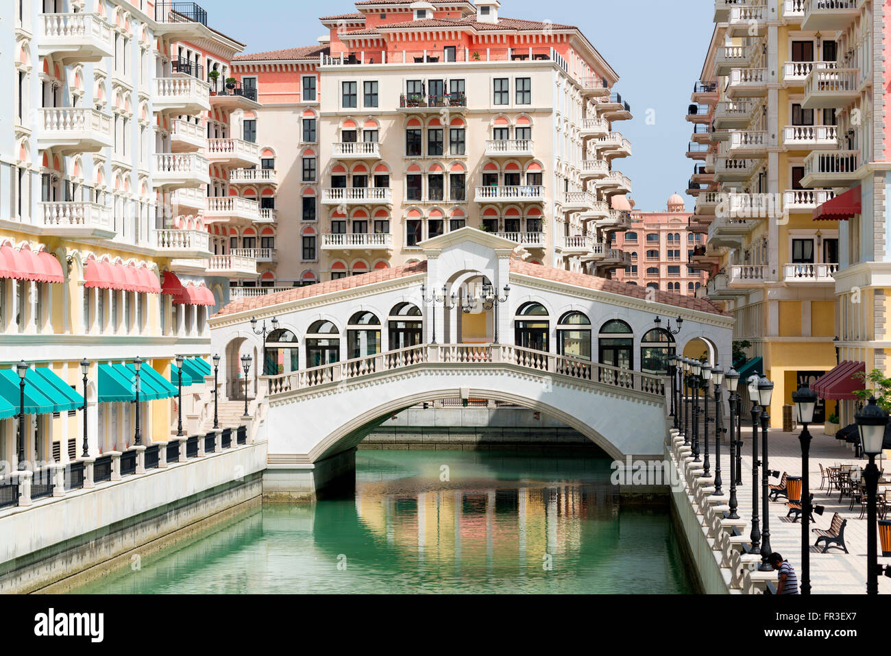 Nueva Qanat Quartier propiedad residencial desarrollo con arquitectura de estilo italiano de reproducción y canales en el Pearl Doha Foto de stock