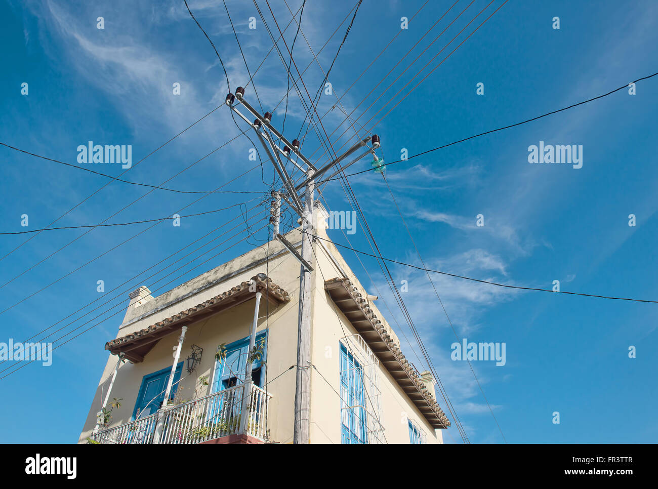 Conecte los cables de electricidad casas en una calle en la antigua ciudad colonial de Trinidad, Cuba. Foto de stock
