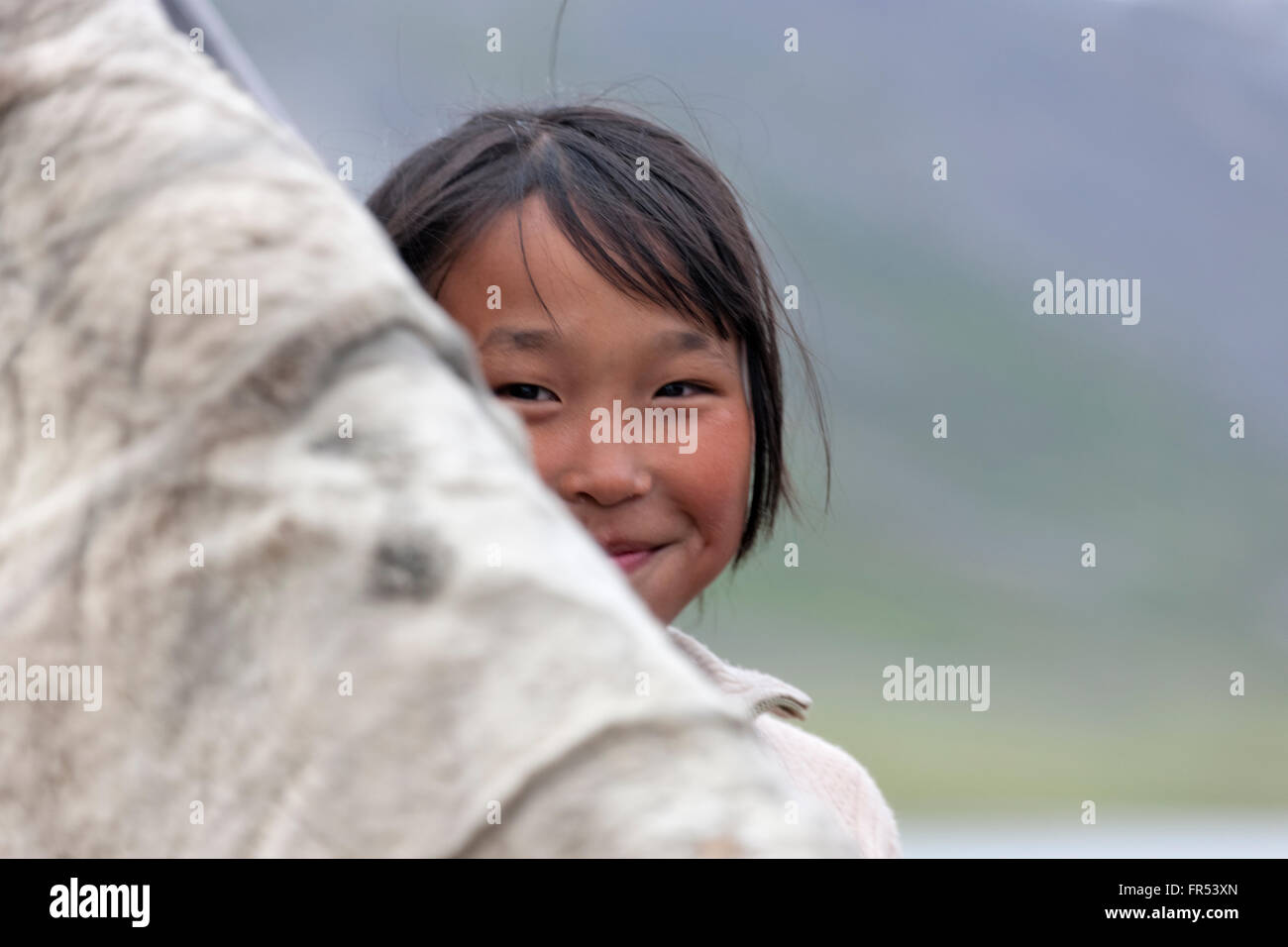 Uelen chica con tepee hechos con piel de reno, península Chukchi, Lejano Oriente ruso Foto de stock