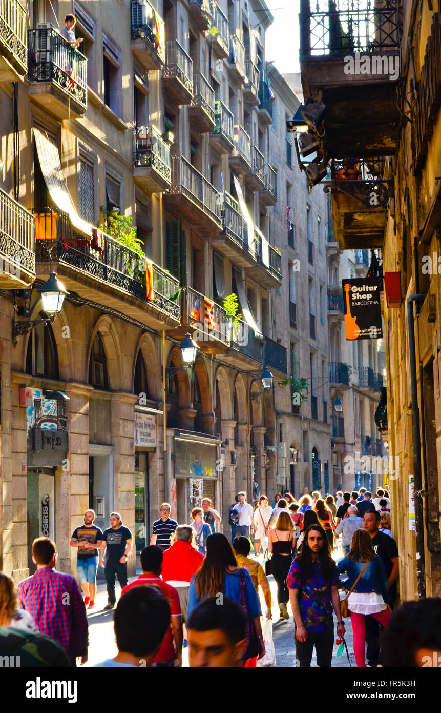 La gente caminando en la calle. Barcelona, Cataluña, España Fotografía de  stock - Alamy