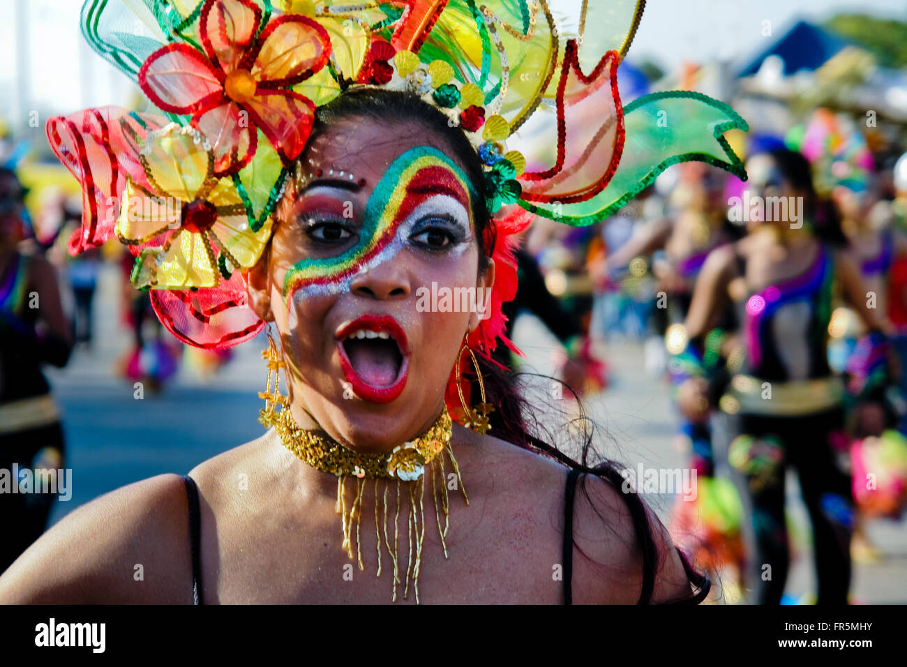 Una chica Colombiana, vistiendo un colorido vestuario y maquillaje, bailes  durante el Carnaval de Barranquilla, Colombia Fotografía de stock - Alamy